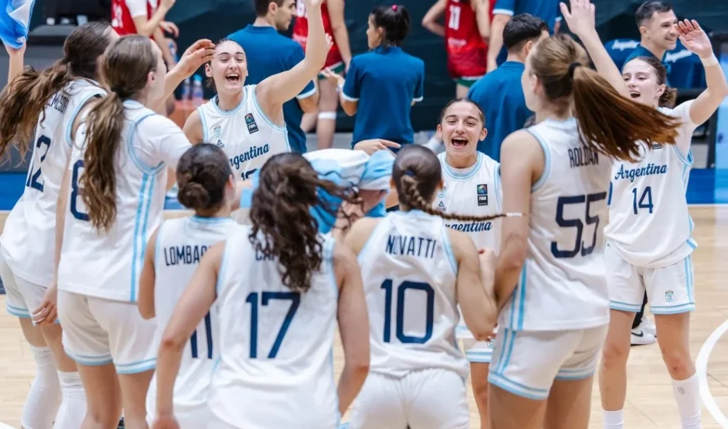 Jugadoras del equipo de básquetbol femenino de Argentina celebrando una victoria en la cancha.