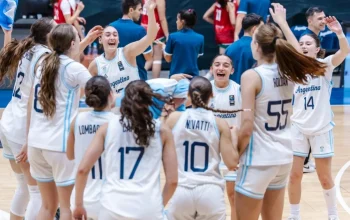 Jugadoras del equipo de básquetbol femenino de Argentina celebrando una victoria en la cancha.