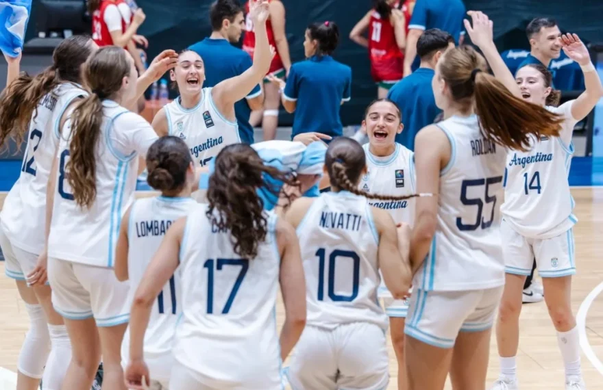 Jugadoras del equipo de básquetbol femenino de Argentina celebrando una victoria en la cancha.