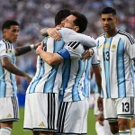 Los jugadores de la selección argentina celebran la victoria sobre Argelia.