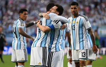 Los jugadores de la selección argentina celebran la victoria sobre Argelia.