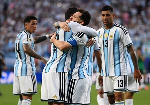 Los jugadores de la selección argentina celebran la victoria sobre Argelia.