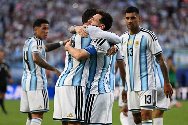 Los jugadores de la selección argentina celebran la victoria sobre Argelia.