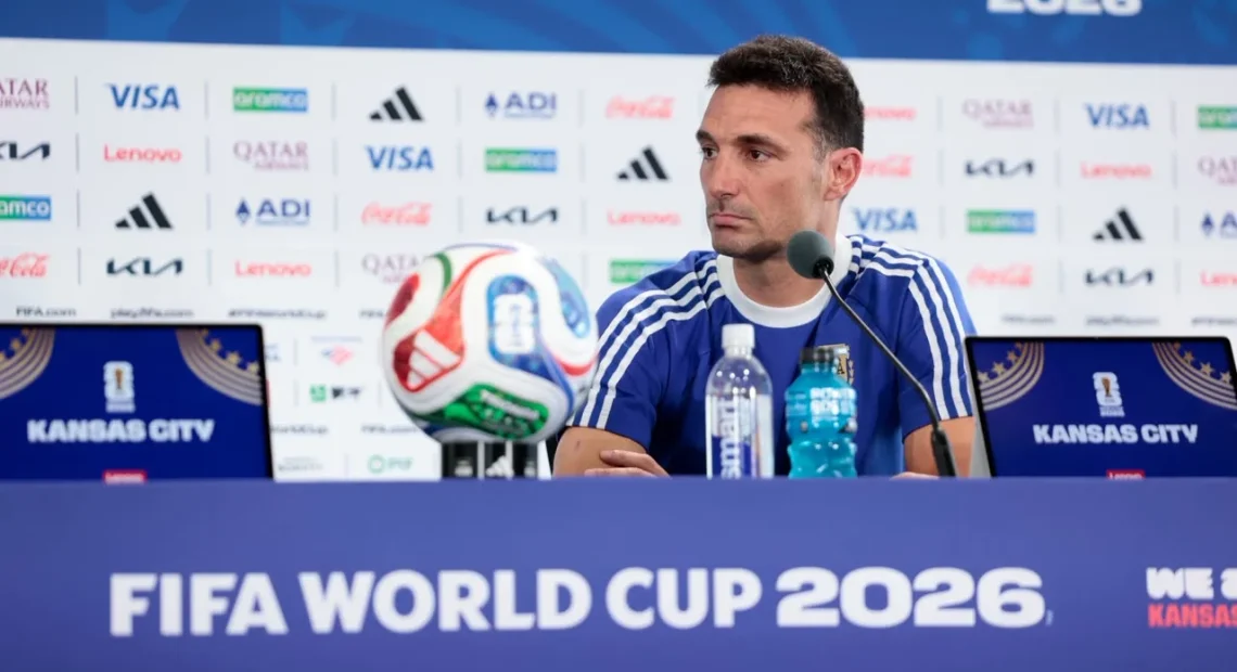 Lionel Scaloni en una conferencia de prensa de la Copa Mundial de la FIFA 2026.