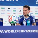 Lionel Scaloni en una conferencia de prensa de la Copa Mundial de la FIFA 2026.