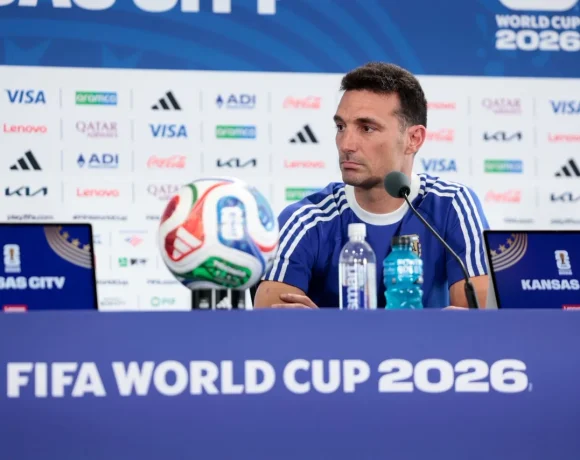 Lionel Scaloni en una conferencia de prensa de la Copa Mundial de la FIFA 2026.