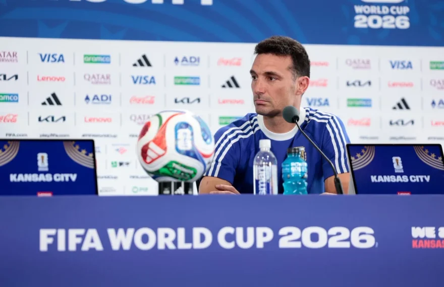 Lionel Scaloni en una conferencia de prensa de la Copa Mundial de la FIFA 2026.