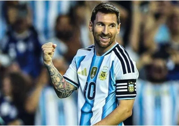 Lionel Messi celebrando un gol con la camiseta de la selección argentina.