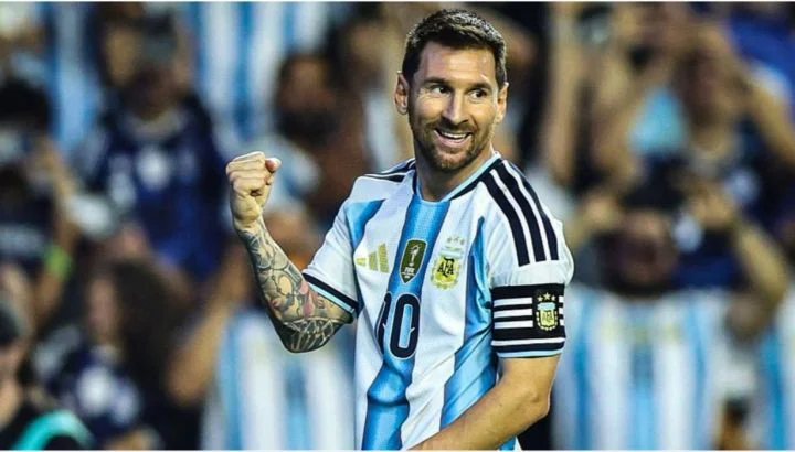 Lionel Messi celebrando un gol con la camiseta de la selección argentina.