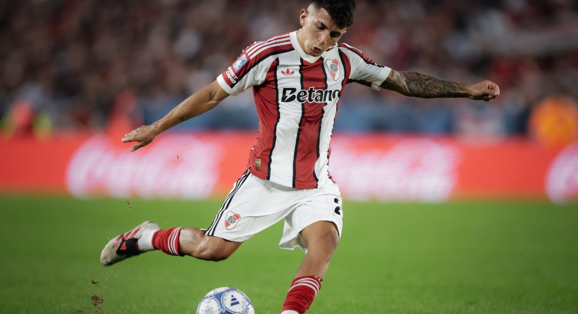 por qué no juega Thiago Almada