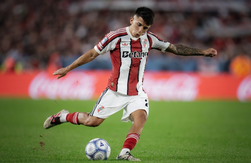 por qué no juega Thiago Almada